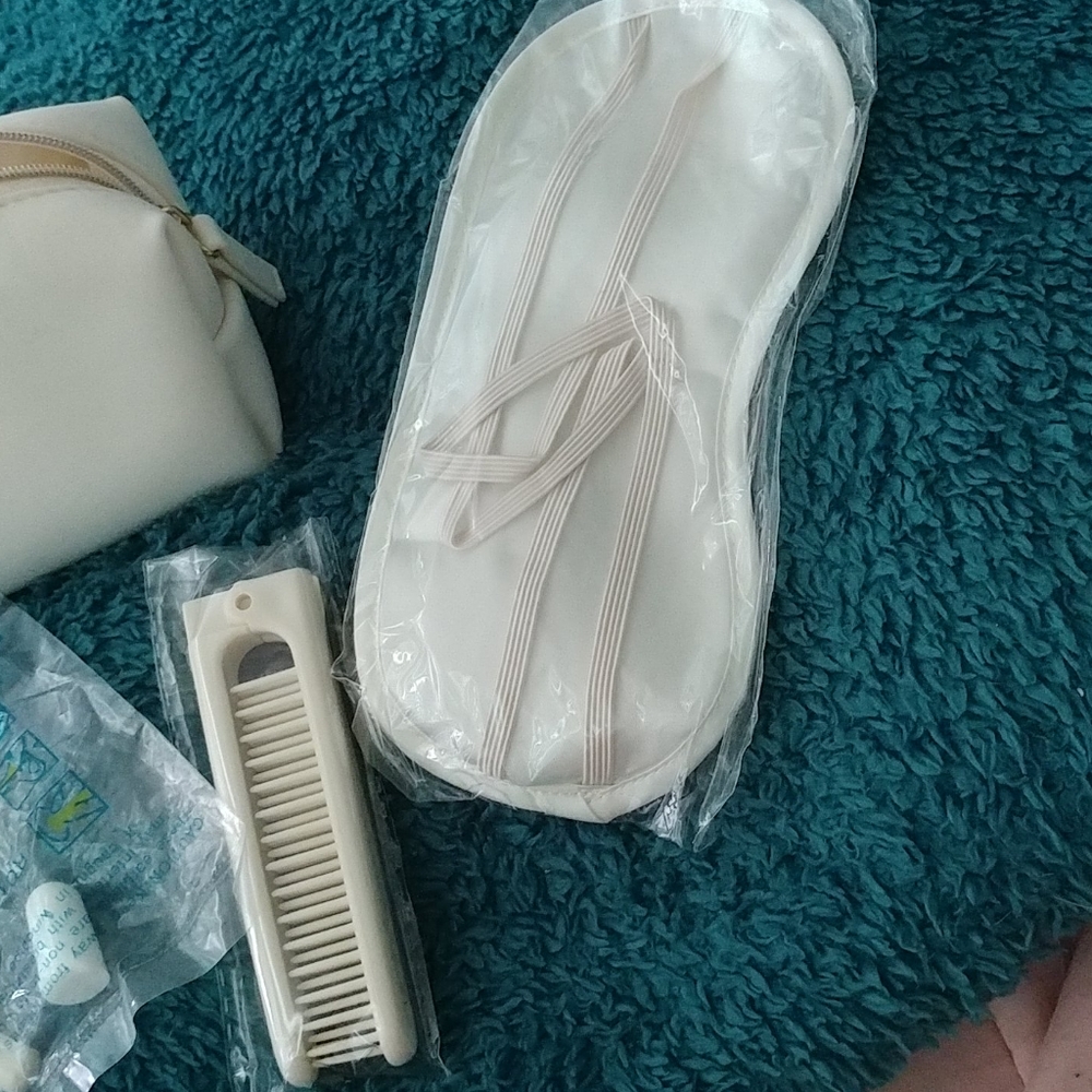 🆕 ✨ travel Out of Office beauty set - Picture 4 of 6